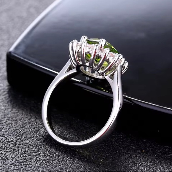 925 STERLING GREEN AUGUST STONE PERIDOT HALO STATEMENT COCKTAIL RING - Picture 5 of 7